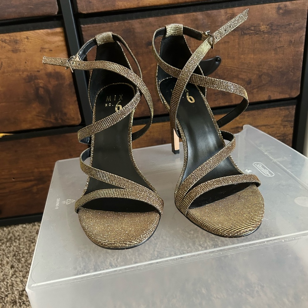 BRAND NEW gorgeous gold sparkly heels